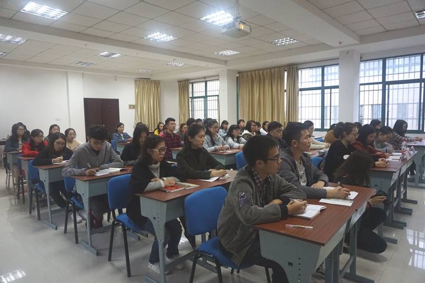 学生认真听讲_看图王